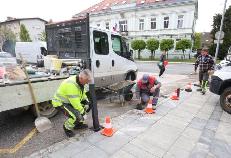 POSTAVLANJE NOVIH STEBRIČKOV PRED KD 05 FOTO LJUBO VUKELIČ